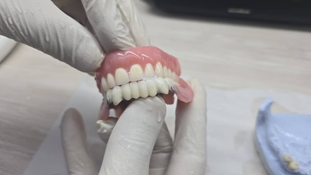 تخصص در ساخت دندان مصنوعی با تجربه‌ای بیش از ۳۰ سال